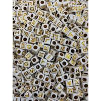 4x7mm Beyaz Zemin Üzeri Beyaz Gold Yazılı Küp Harf Boncuk 50 Gr