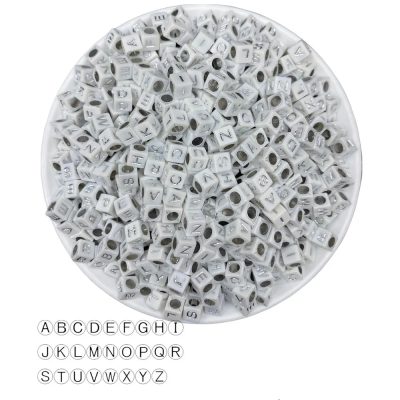 4x7mm Beyaz Zemin Üzeri Gümüş Yaldızlı Yazılı Küp Harf Boncuk 50 Gr