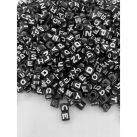 4x7mm Siyah Üzeri Beyaz Küp Harf Boncuk 50 Gr
